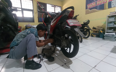 Praktik Langsung Dunia Otomotif, TBSM MAN 2 Kota Cirebon Laksanakan Uji Kompetensi